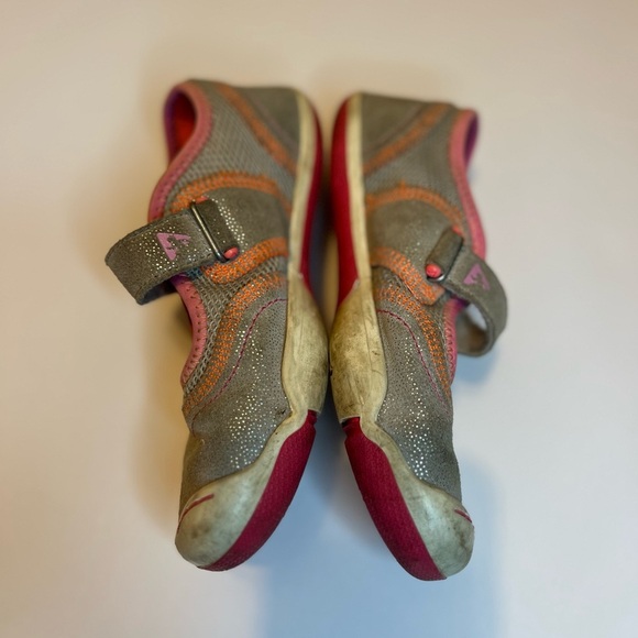 Plae Shoes size 13 kids with velcro closure - Picture 4 of 10